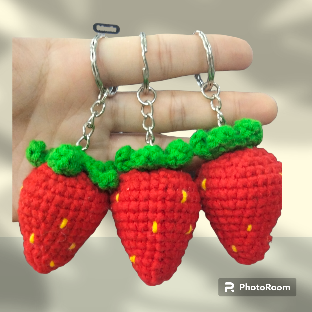 Móc khoá trái dâu 🍓 bằng len handmade.