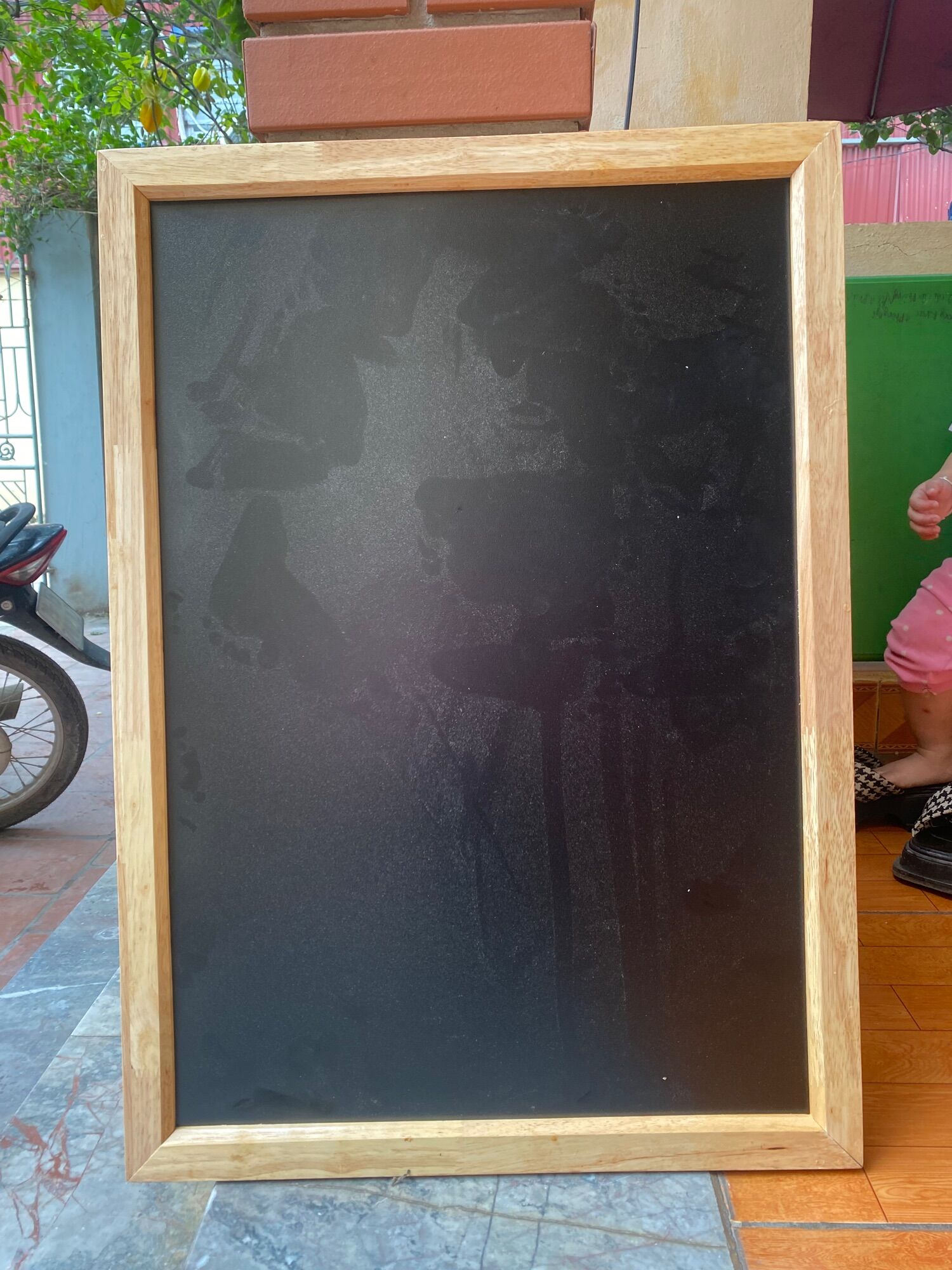 Bảng menu đen viết phấn nhà hàng chân gỗ