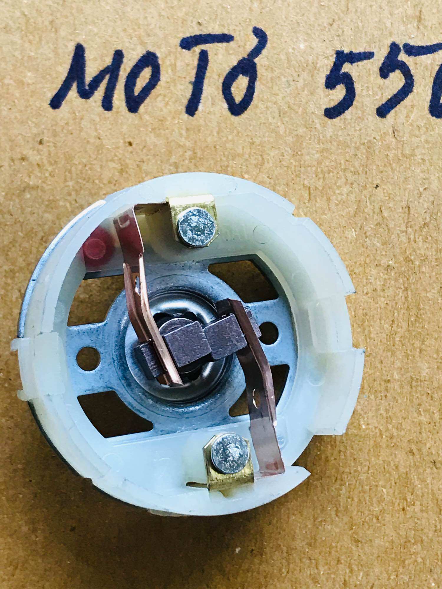 Đế than cho mô tơ 550 chổi than cho mô tơ