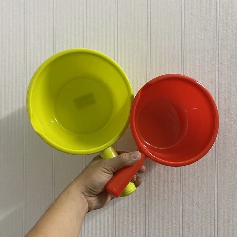 Ca Nhựa Múc Nước Cán Tròn - Dung tích 1,2 lít