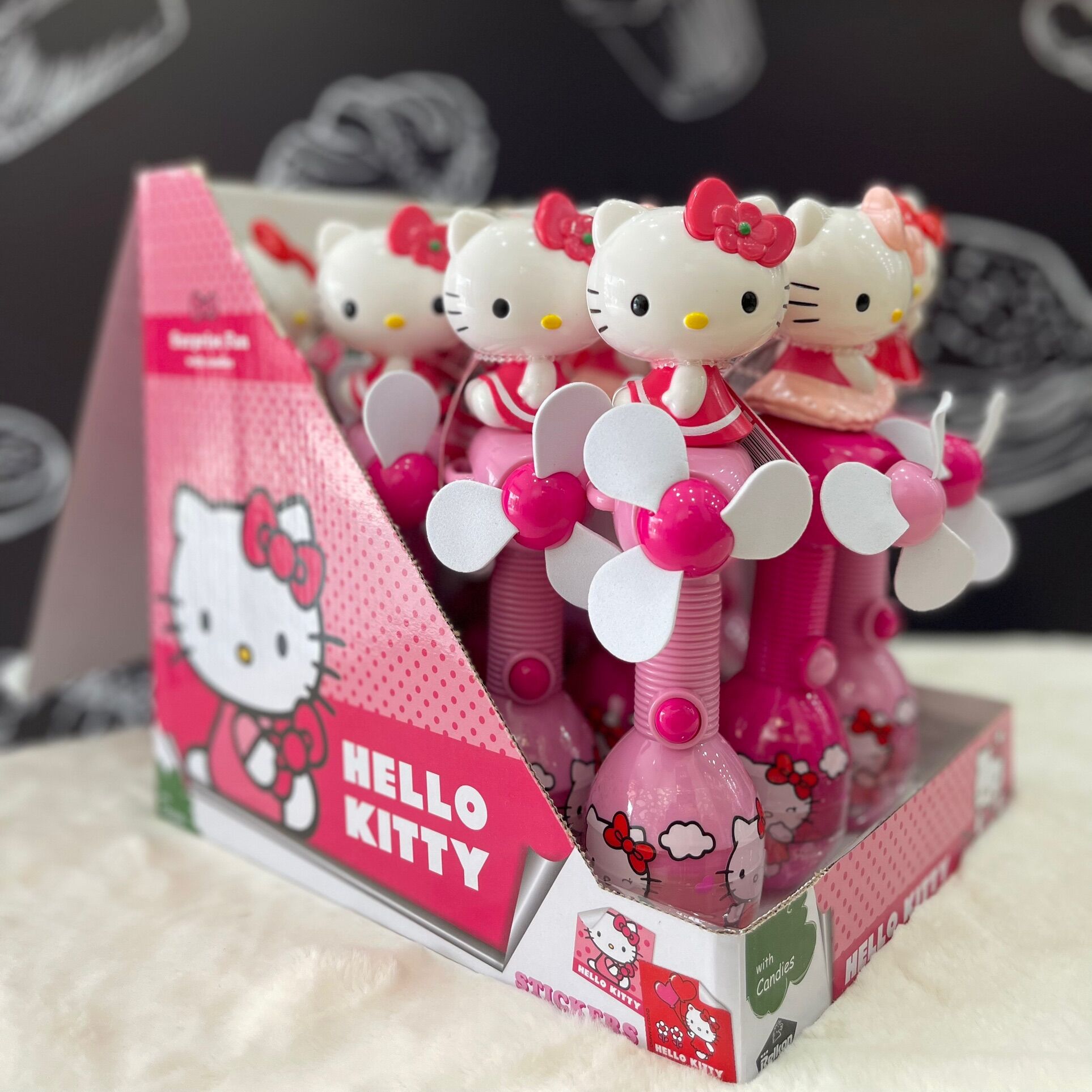 Kẹo cây quạt và con dấu hình Hello Kitty