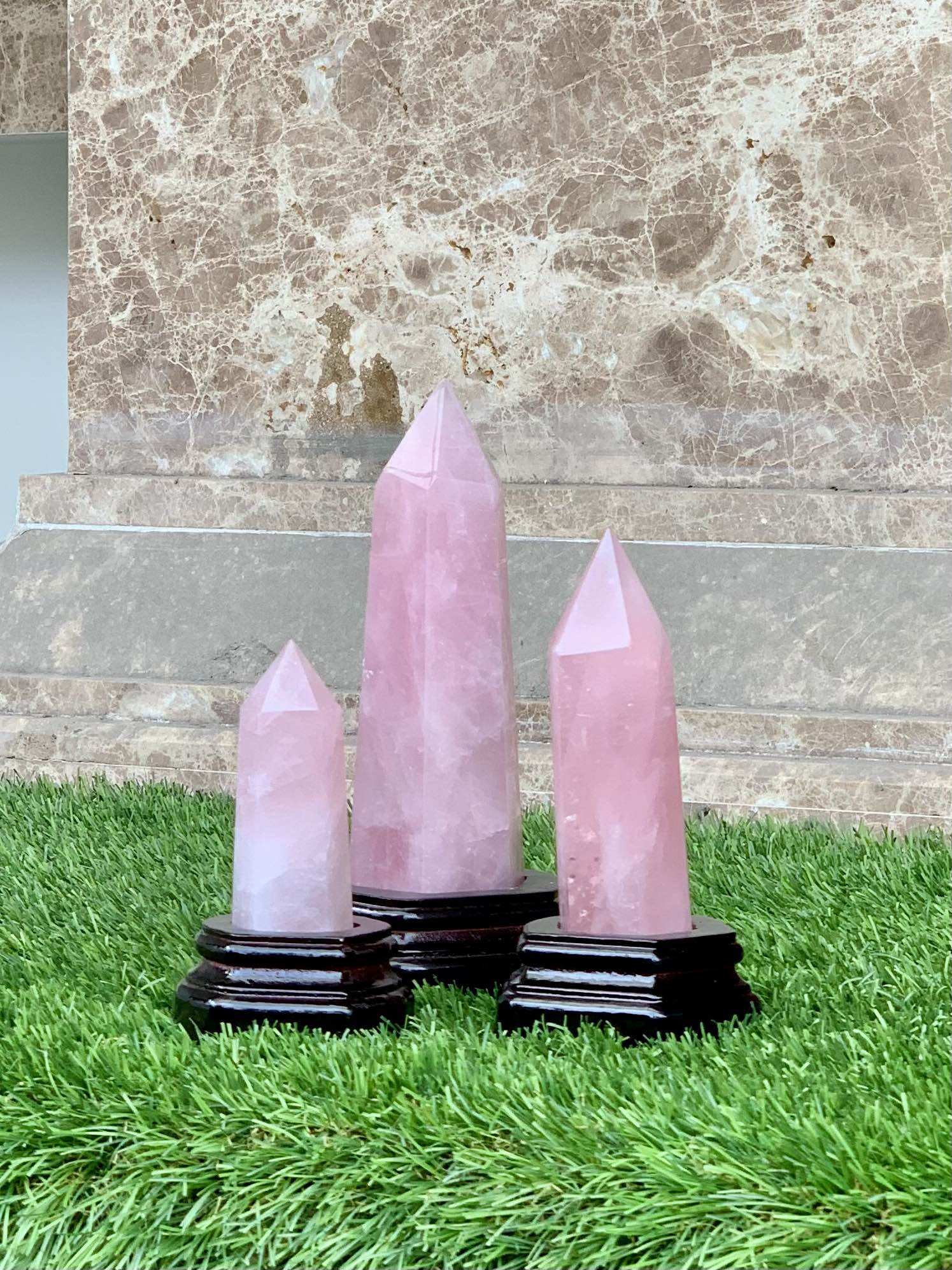 Trụ thạch anh hồng kèm đế gỗ - đá phong thủy, decor bàn làm việc - trụ đá thanh tẩy trong tarot, thiền định