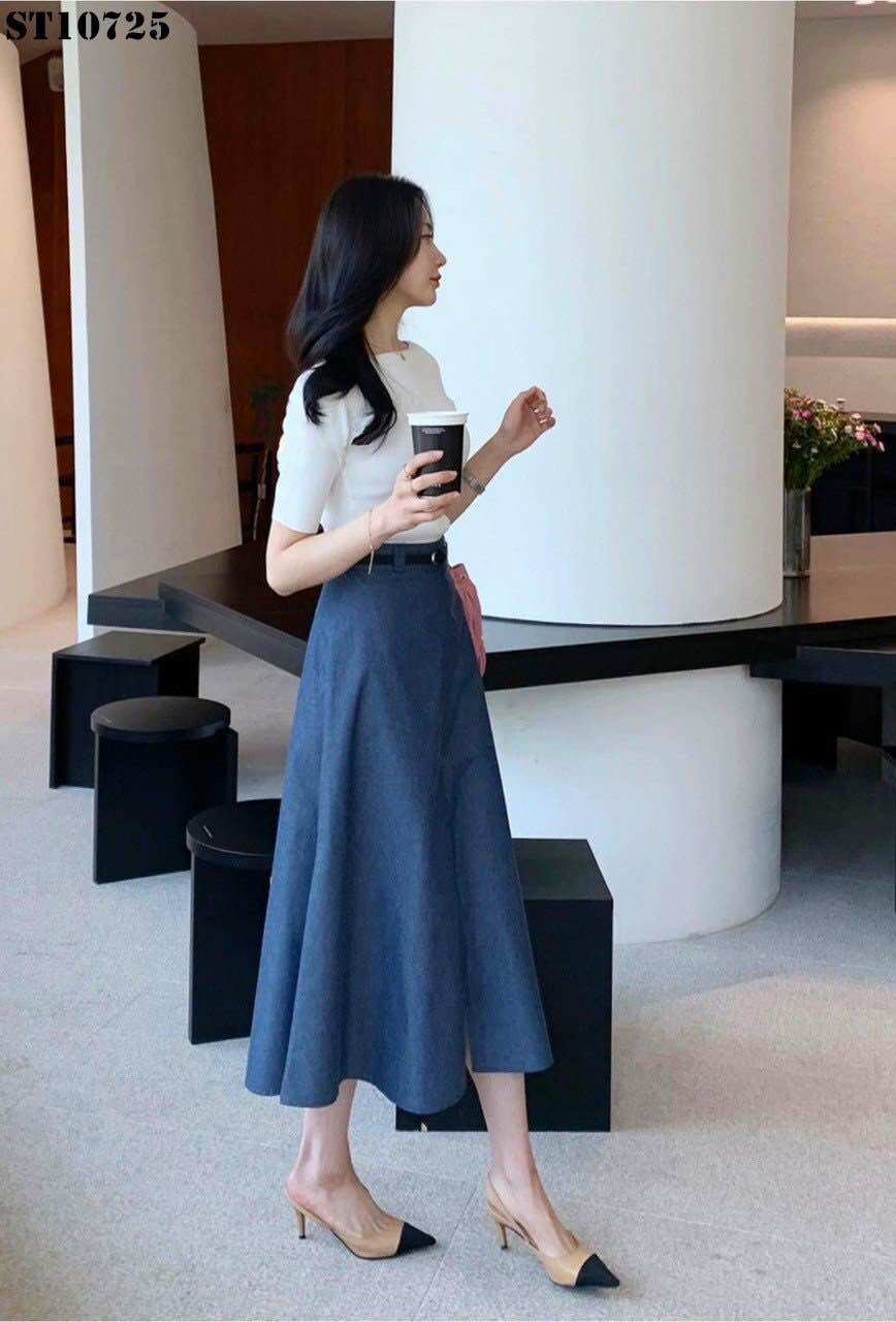 Set áo phông trắng basic mix chân váy jeans xanh kèm belt