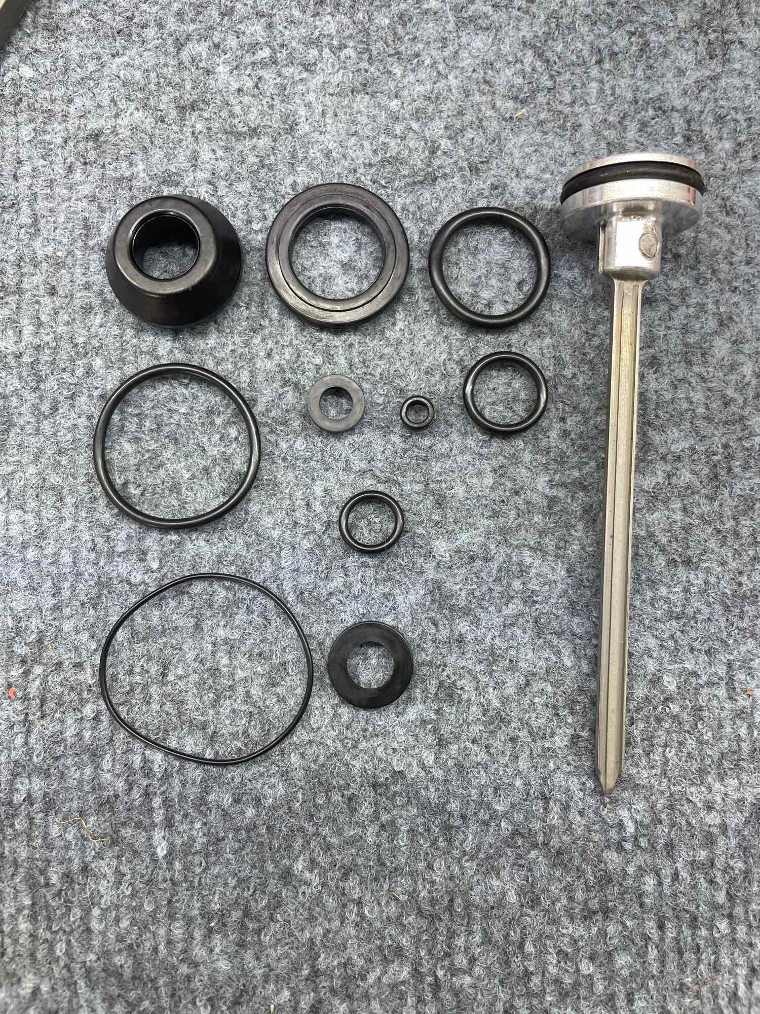 Ron, lưỡi gà súng bắn đinh F50