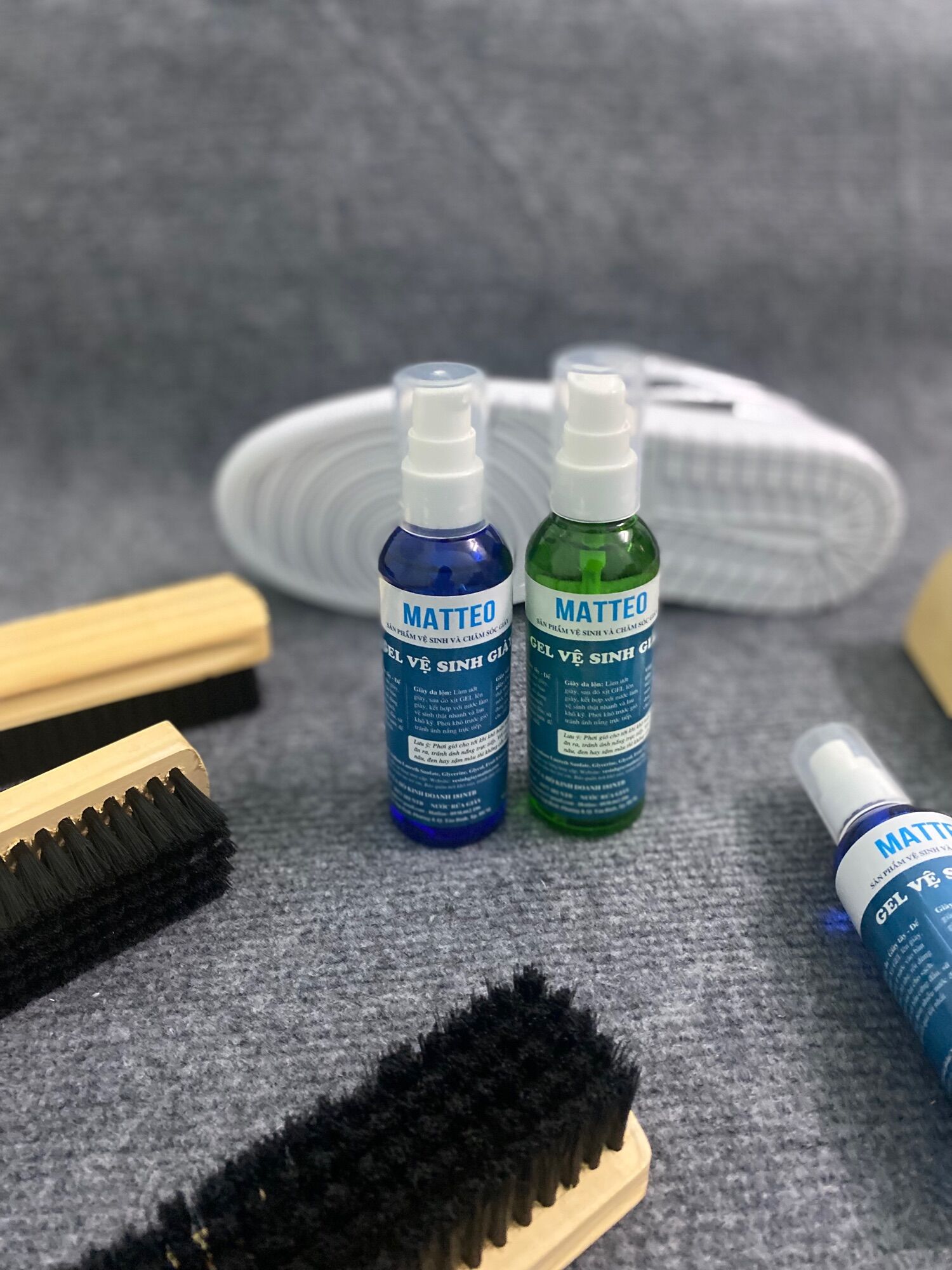 [HCM]Vệ sinh giày dép Matteo siêu sạch . 1 bộ gồm ( chai gel + bàn chải )