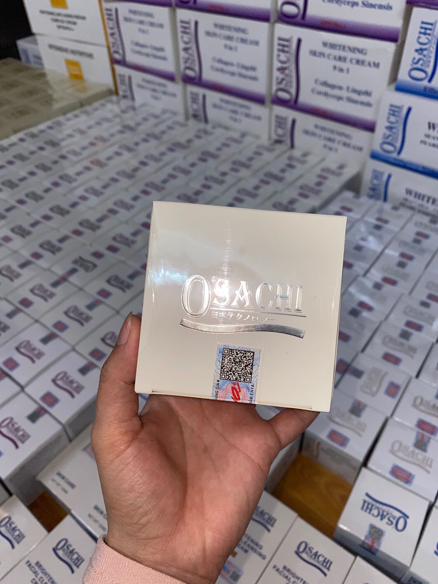 KEM OSACHI DƯỠNG TRẮNG DA BAN ĐÊM
