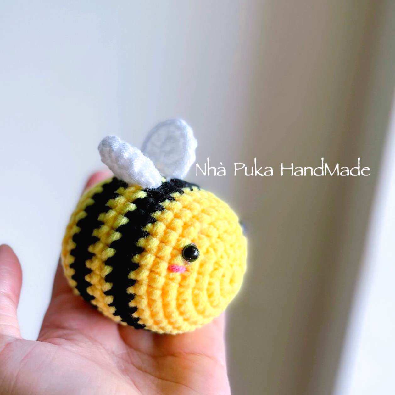 Móc khoá con ong bằng len handmade có sẵn