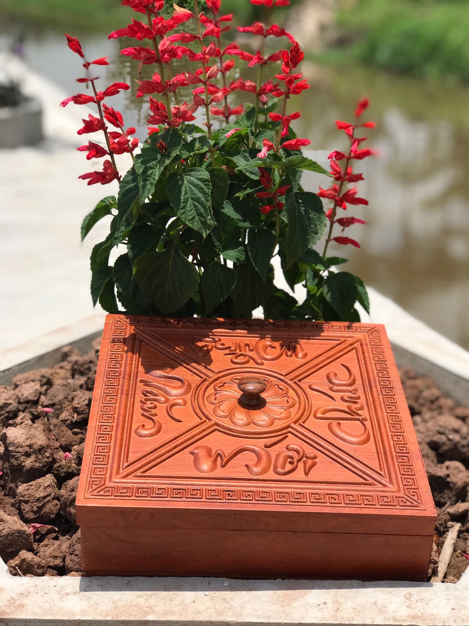 Hộp bánh kẹo mứt cho ngày tết gỗ hương . Đục tiểu đồng chúc phúc . An khang thịnh vượng