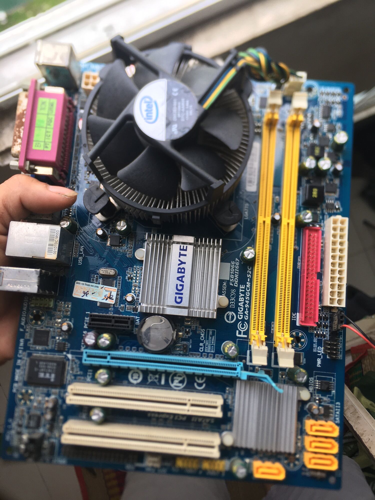 Main giga 945 +cpu e5200