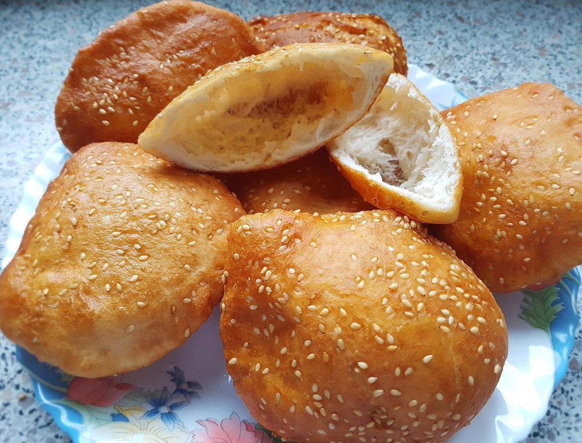 Sét làm Bánh Tiêu bao gồm bột, men, mè, vani đủ làm