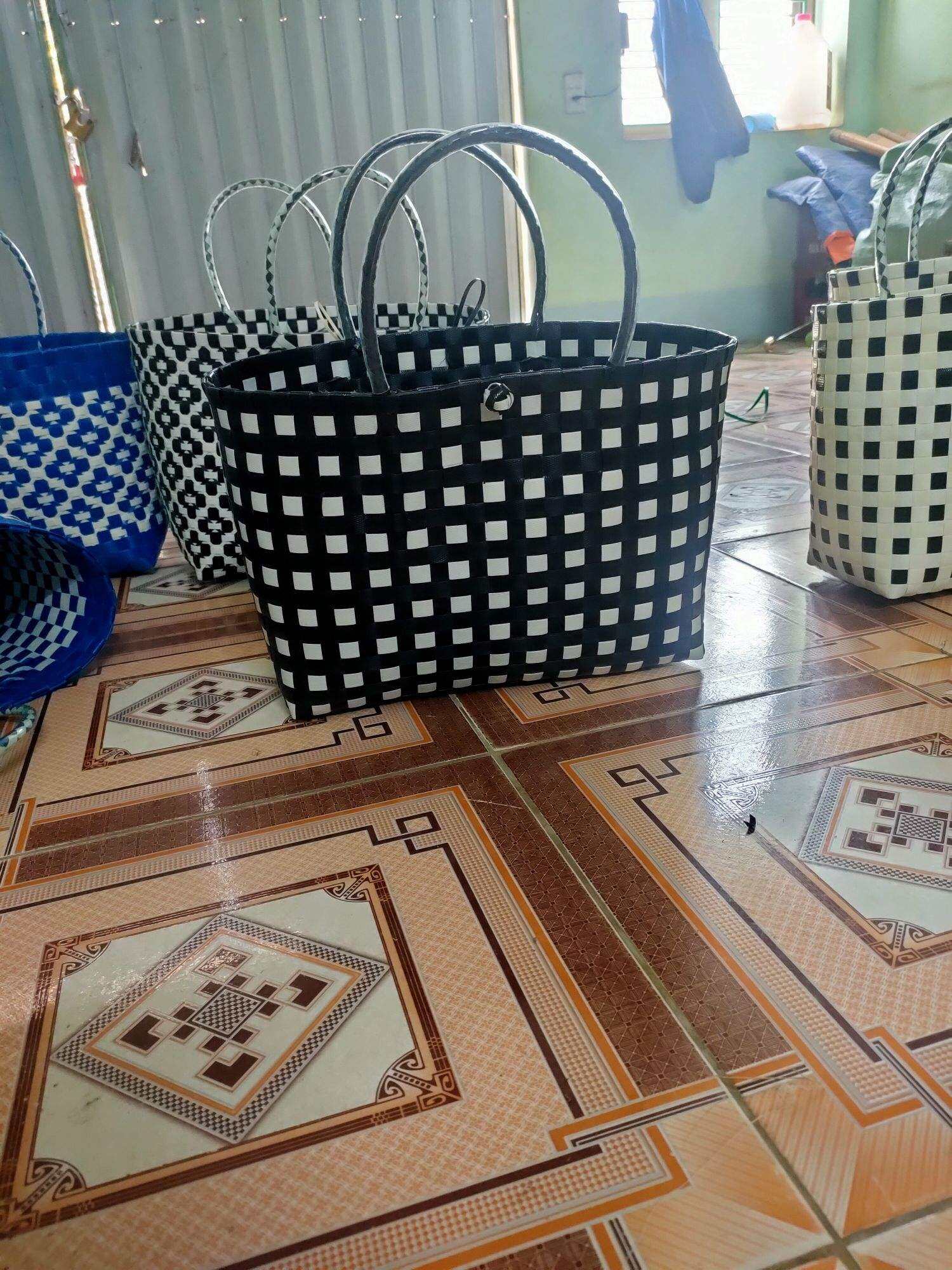 giỏ xách đan tay, làn đi chợ màu đen trắng, túi đan nhựa