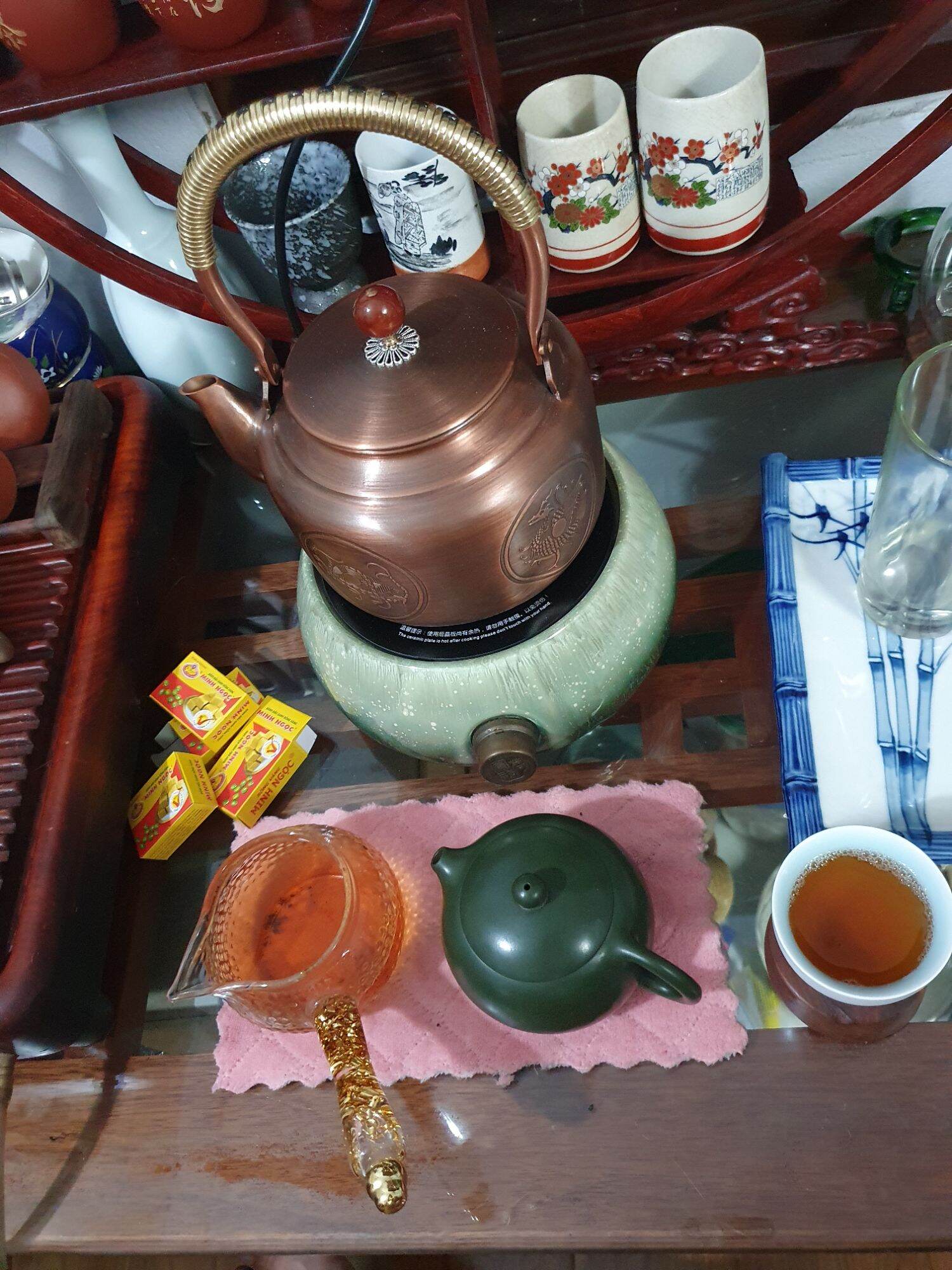 Ấm đun nước bằng đồng tía