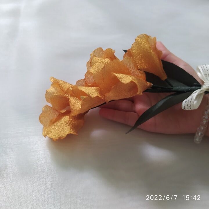 Hoa cài áo handmade Canto màu vàng.