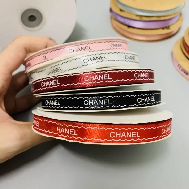1 cuộn ruy băng lụa đủ màu chữ "chanel" bản 1cm dài 50 yard