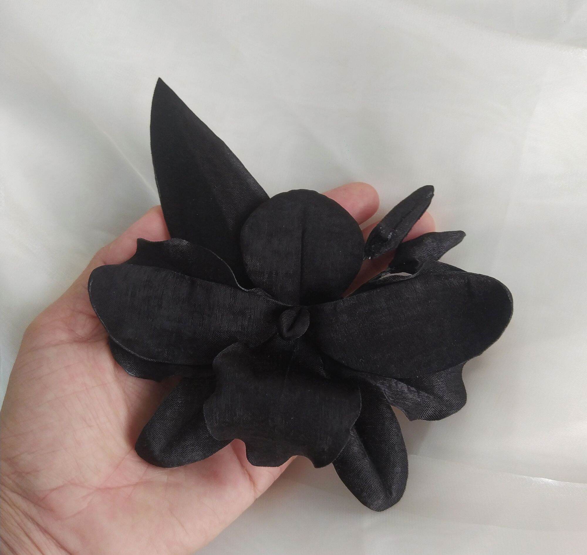 Hoa lan cài áo handmade Canto màu đen size 12cm