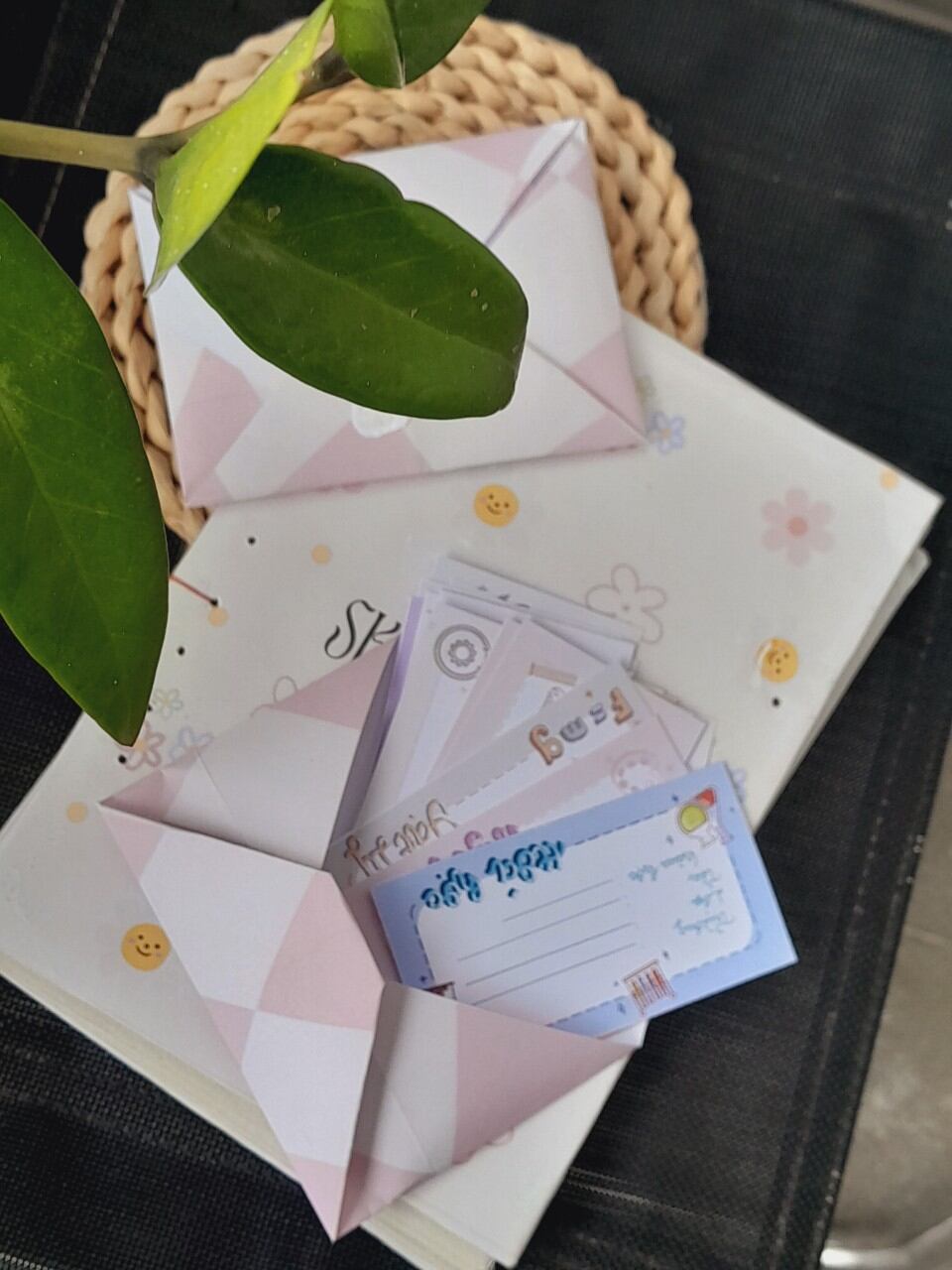 Nhãn vở dễ thương. Nhãn vở có hình minh họa.