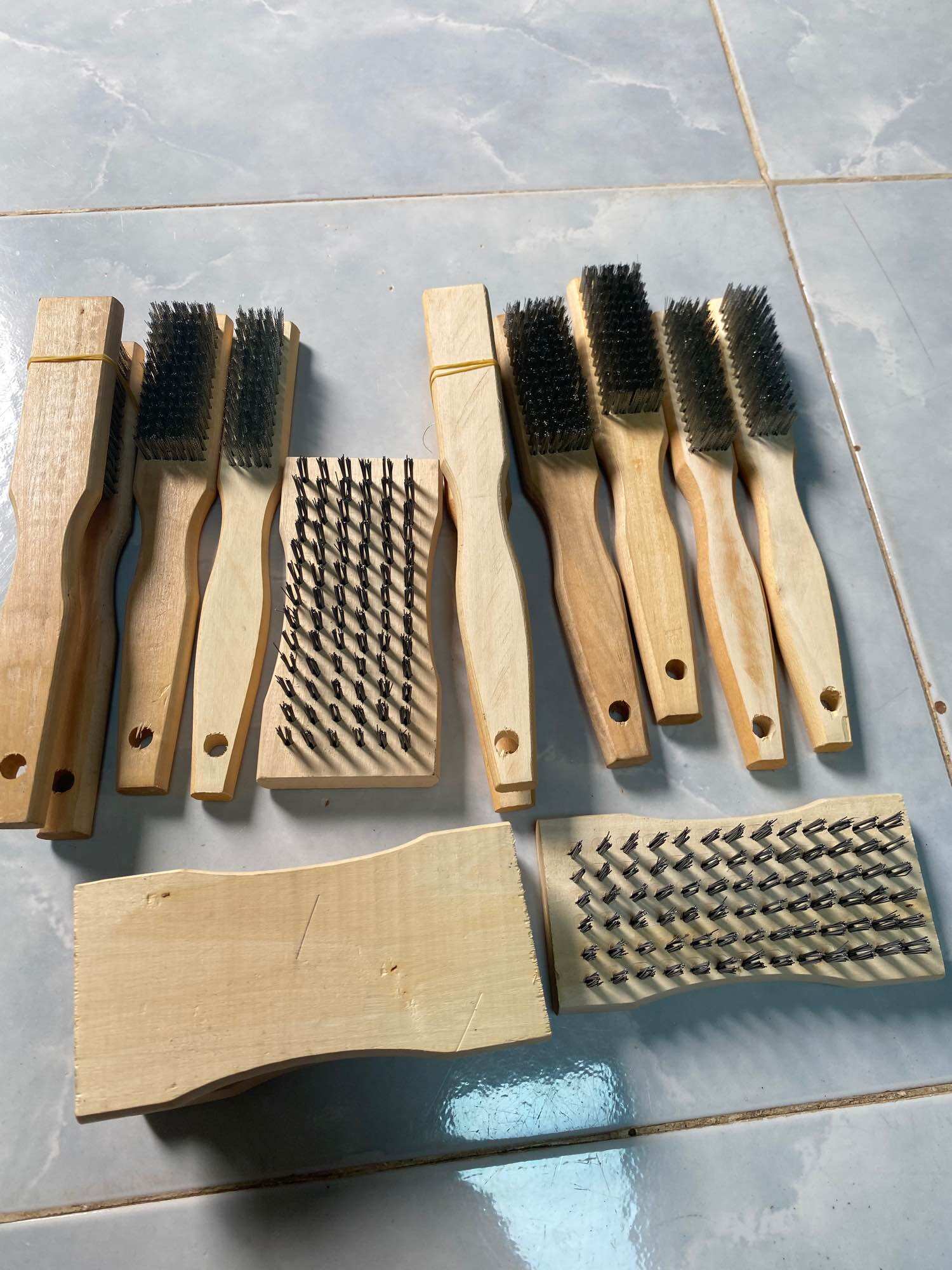 Bàn chải sắt cán gỗ 5hàng-7hàng-vuông