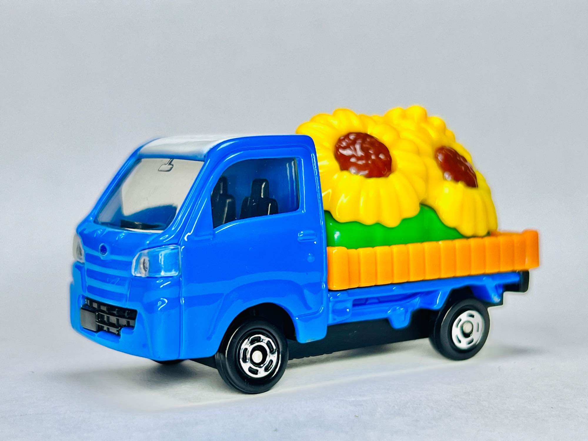 Hobby Store xe mô hình Tomica Subaru Sambar - Xe Tải Chở Hoa - Sun Flower