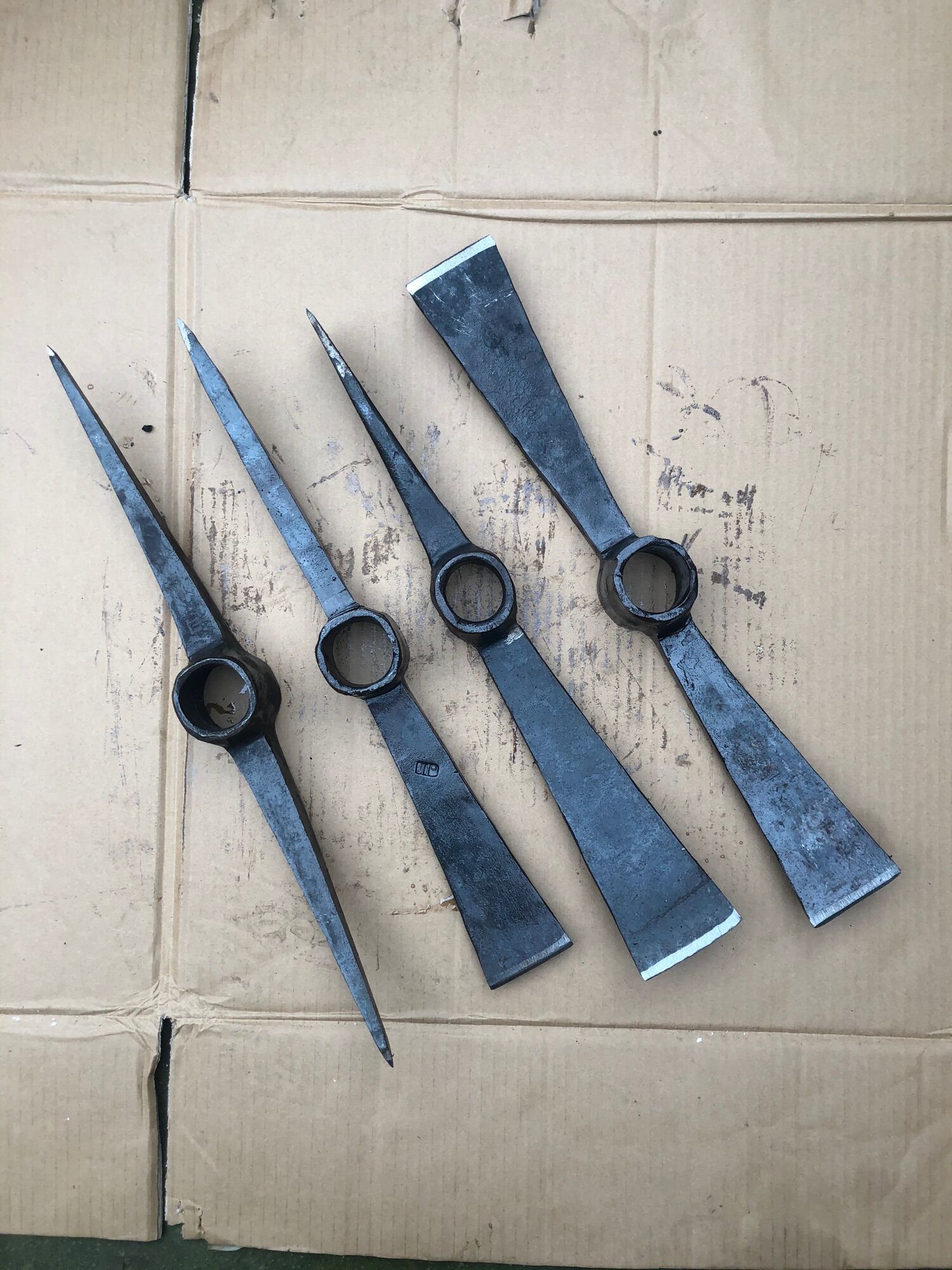 Cuốc chim nhọn 2 đầu cuốc lò nhíp xe 100%