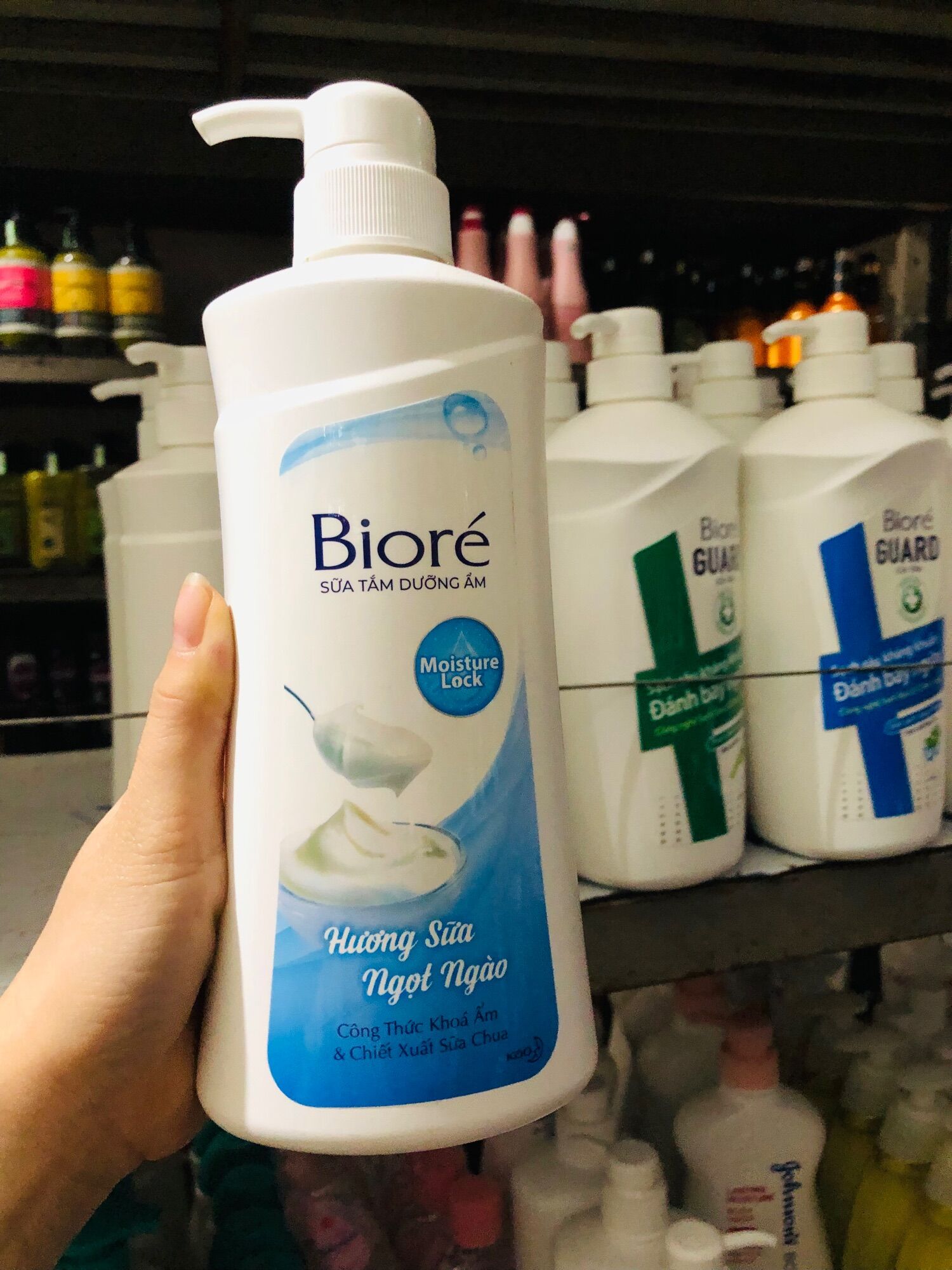 Sữa tắm bioré dưỡng ẩm mịn da hương sữa ngọt ngào 530g