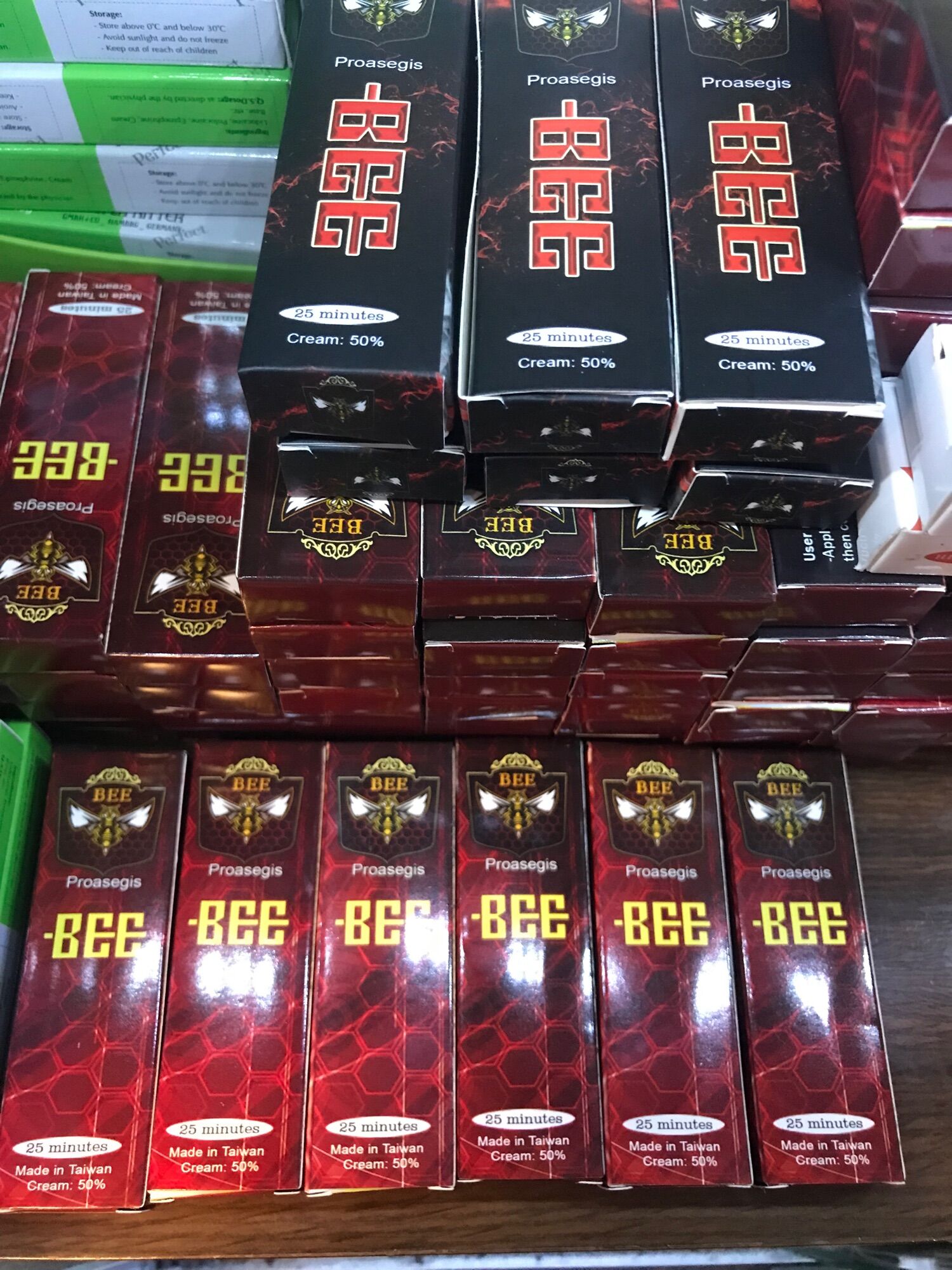 Tê xăm hình bee đỏ.