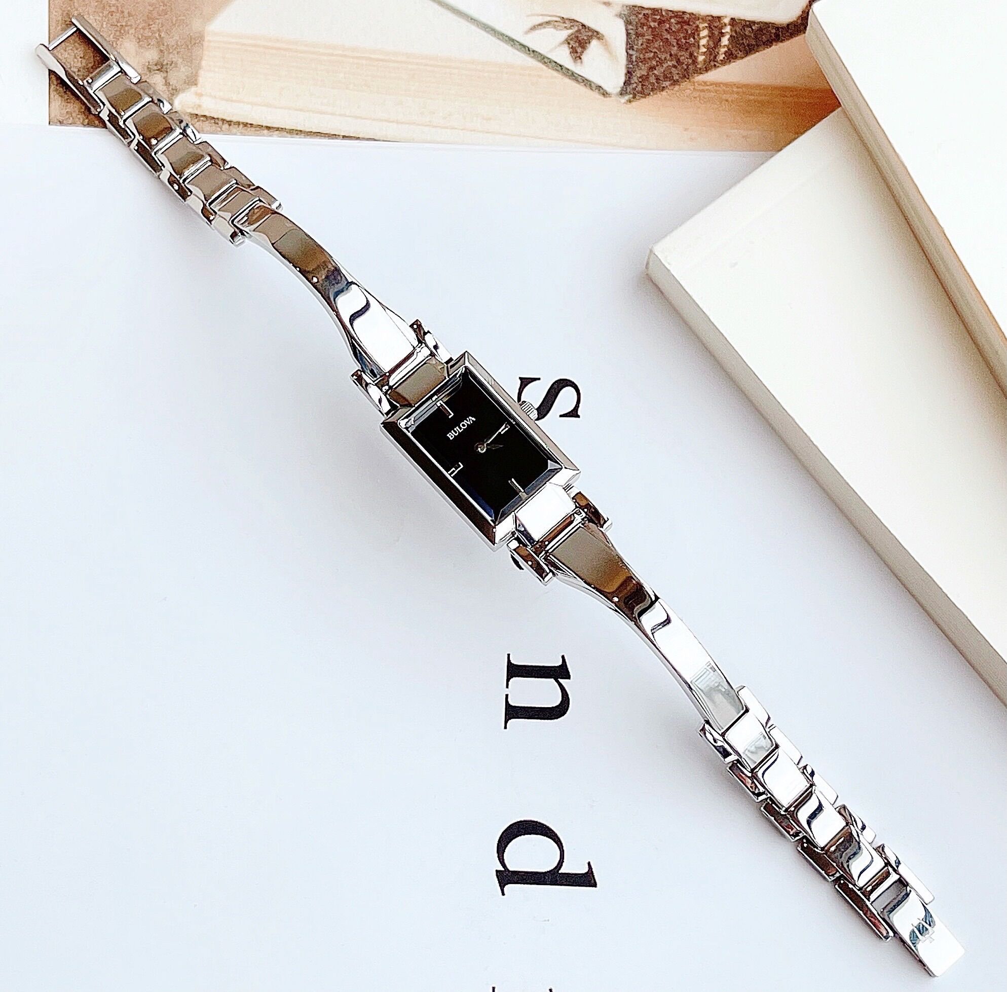 Đồng hồ nữ Bulova, size 20x15mm
