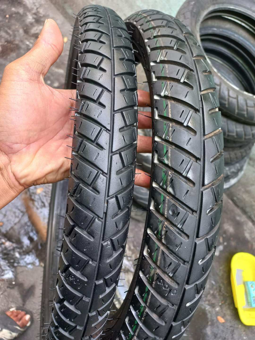 Vỏ xe số honda 2.25-17 , 2.50-17 , 2.75-17. 60/70-17, 70/90-17 , 80/90-17, 90/80-17. vỏ dùng ruột các hảng michelin. dunlop. irc. chesin.... và các loại hảng khác