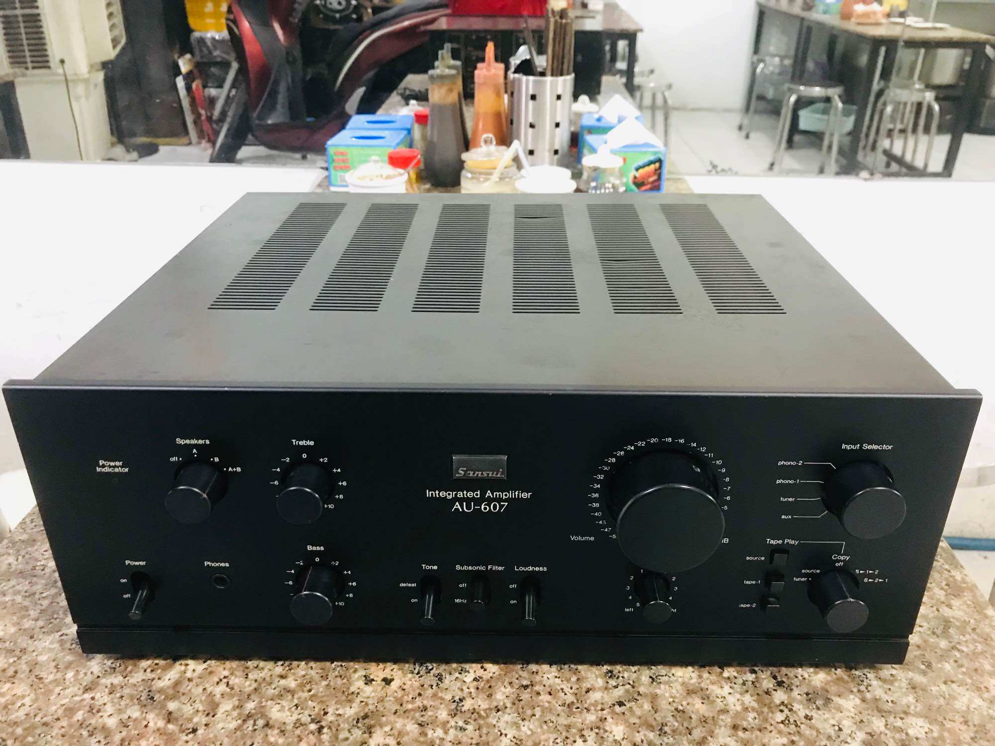 Ampli sansui au-607 cs-185w chạy 4 sò sắt , 4 tụ lọc nguần , 2 tăng phô 30a máy zin mới đẹp.