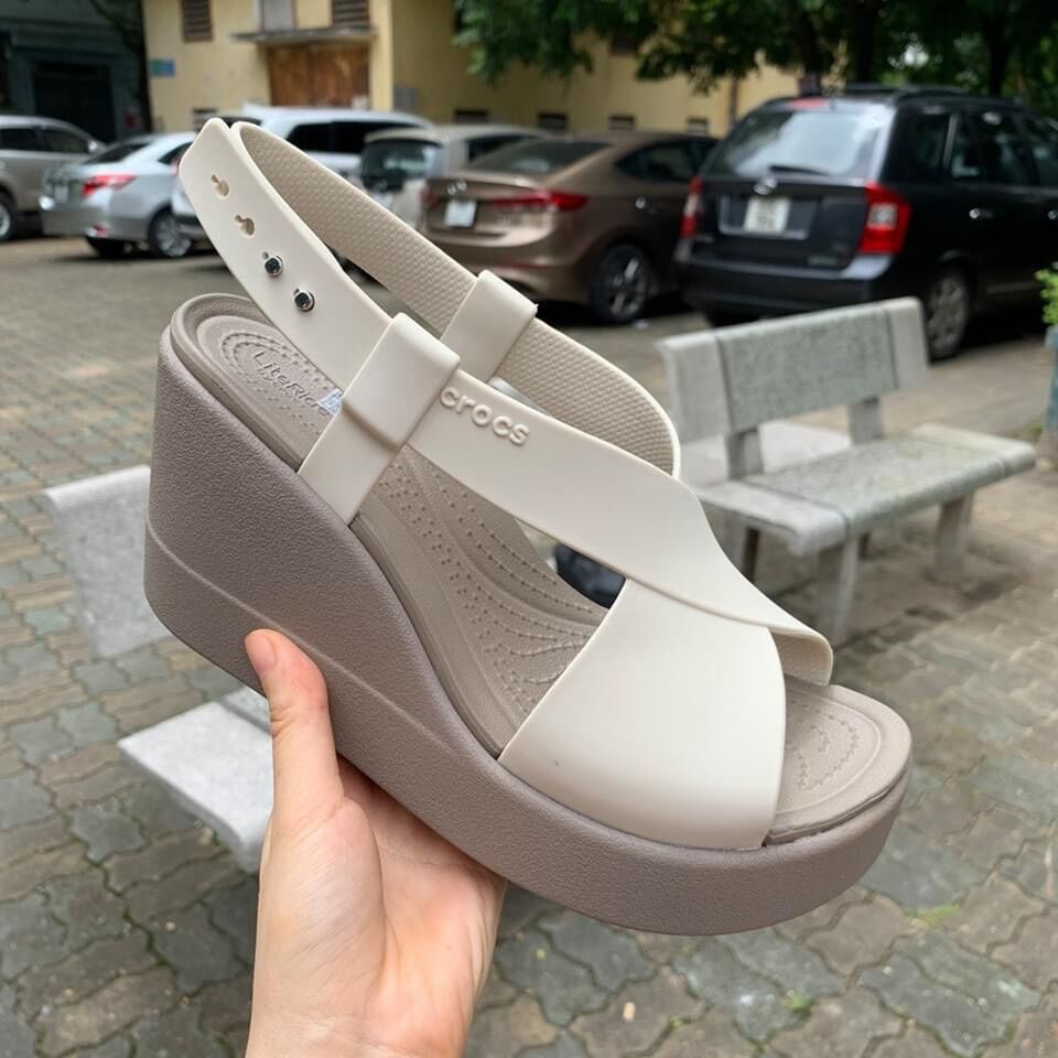 SANDAL CROCS BROOKLYN CAO GÓT ĐẾ XUỒNG MÀU ĐEN