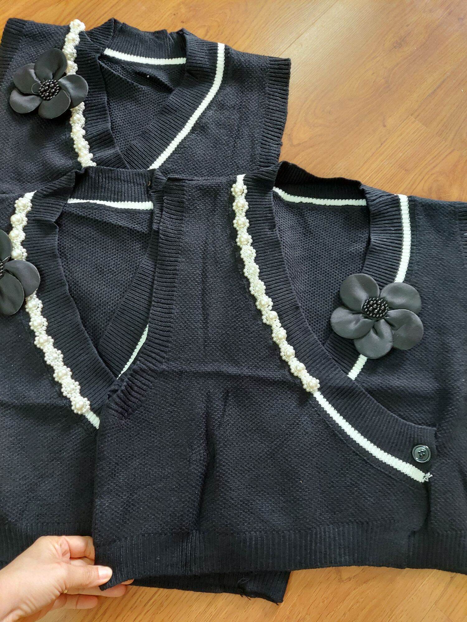 Áo len gile đính cườm, hoa vải