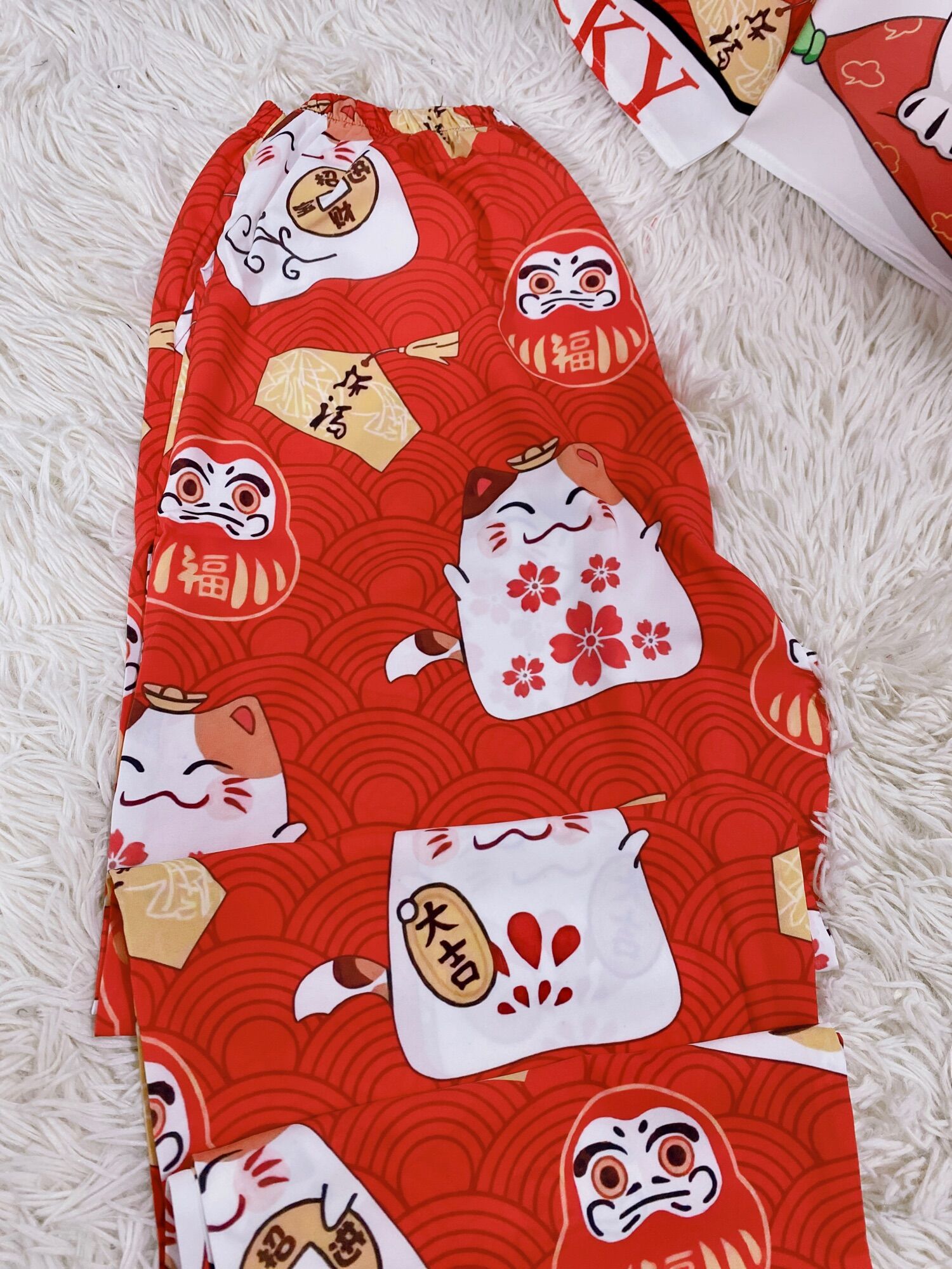 Bộ Pịama Lụa Thiết Kế hình Mèo Thần Tài