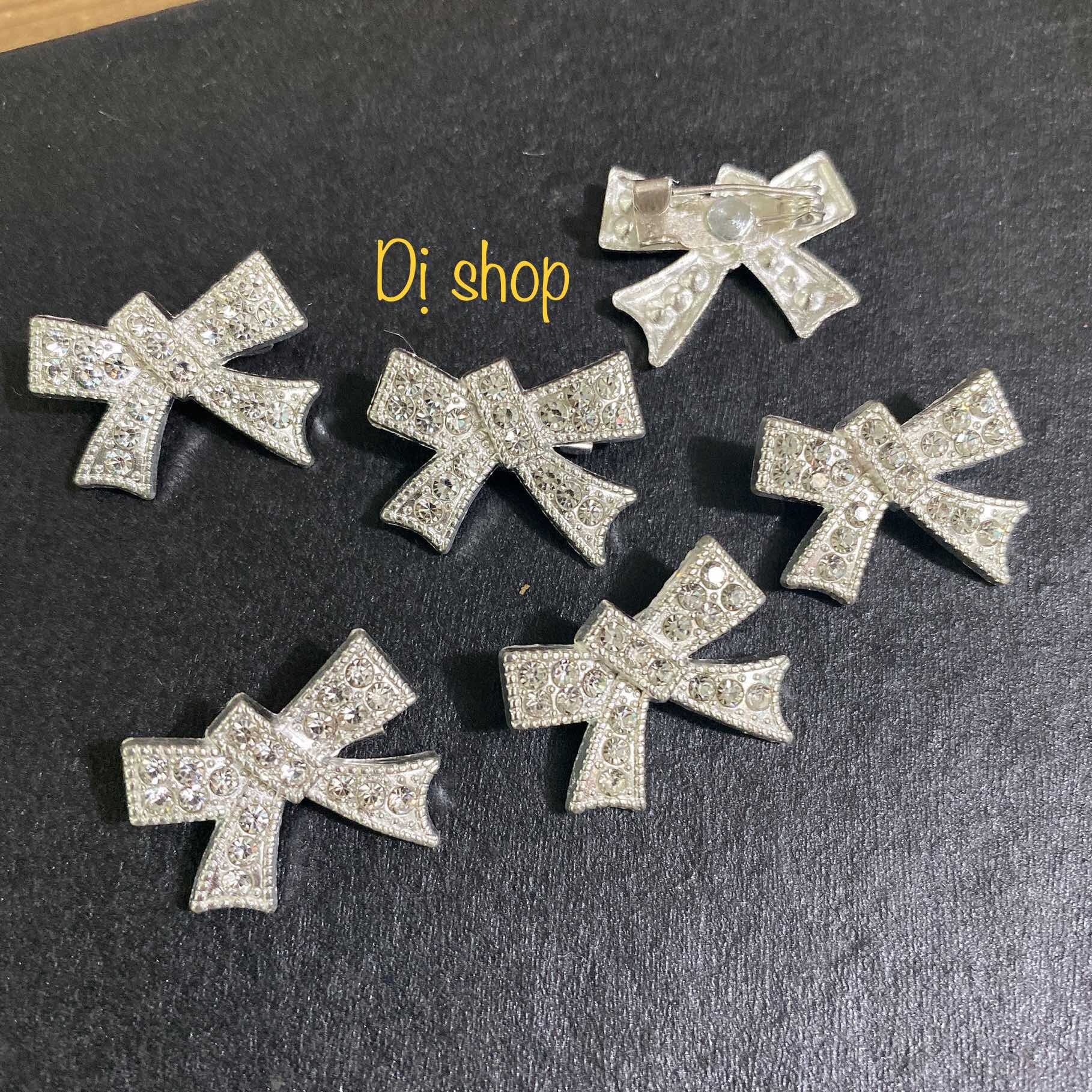 1 TAG CÀI NƠ SIZE 2.8cm có ghim cài phía sau