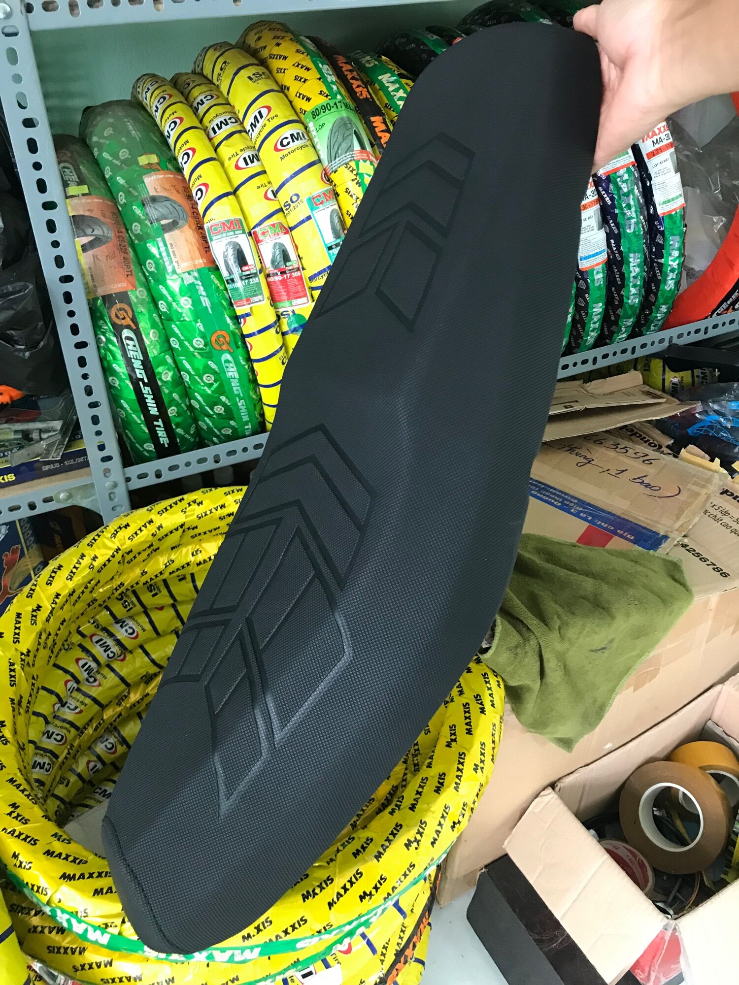 Small 2-Storey Wave-Shaped Saddle. Wave A110 Tq. There Are Foam and Leather Saddle Pads.