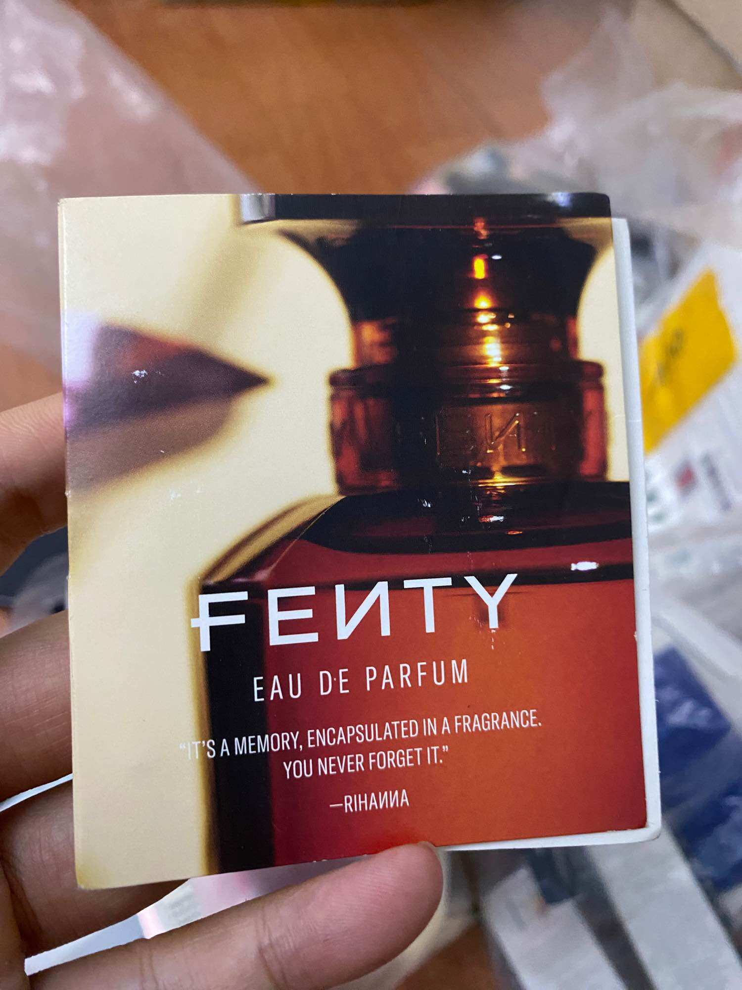 Fenty Eau de Parfum chai nước hoa màu đỏ đậm