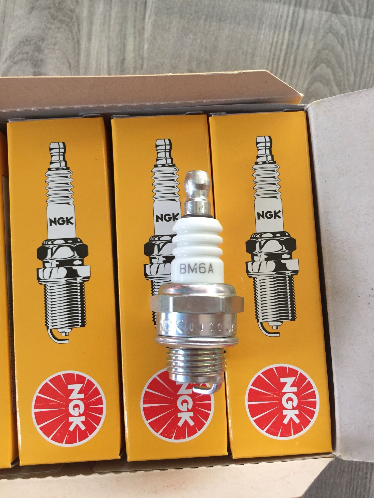 Bugi (buri) 2 thì NGK xịn Made in Japan