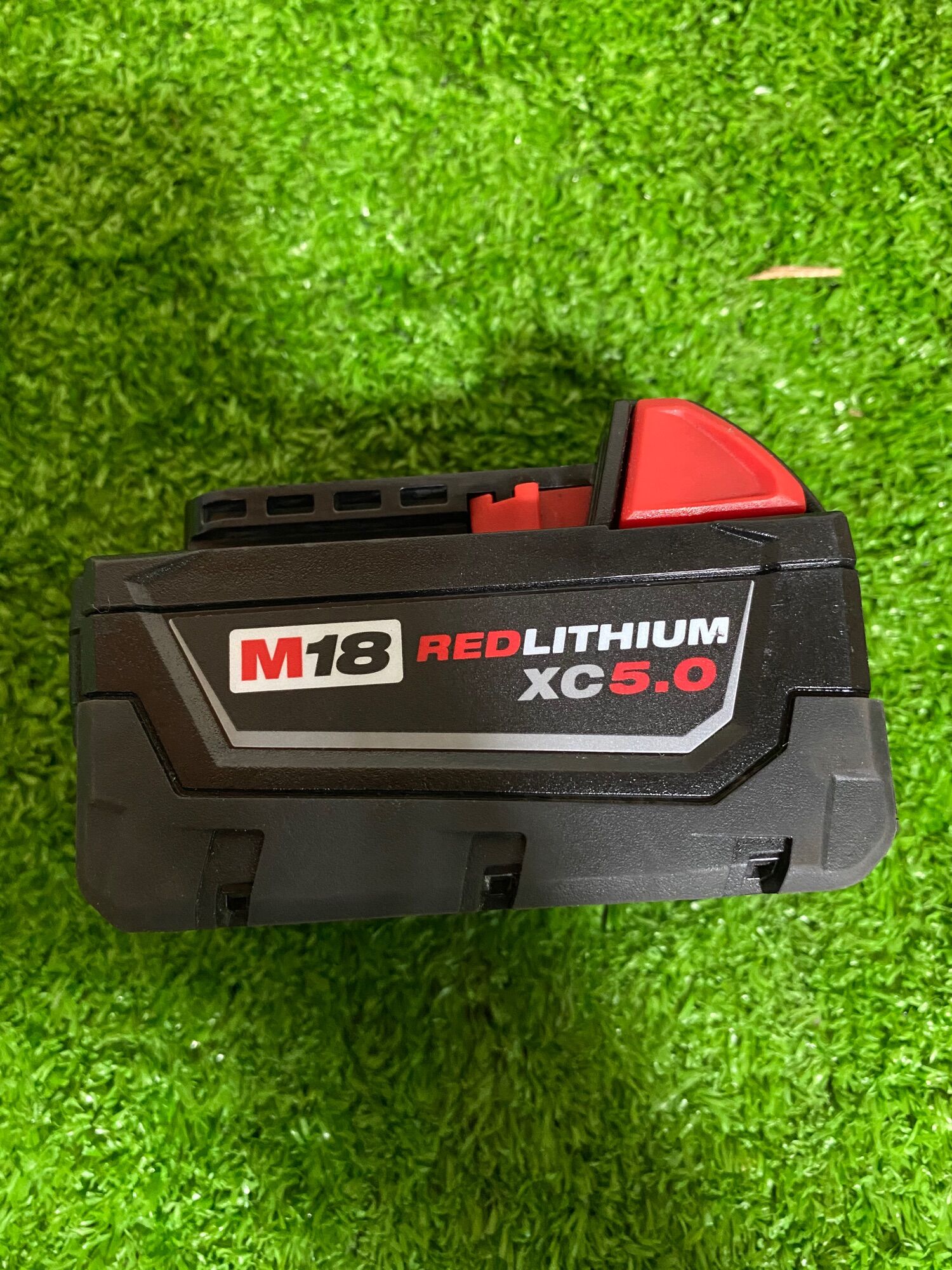 Pin milwaukee m18 5A hàng nhập mỹ về mới 100% Pin sữ dụng dc cho tất cả loại máy milwaukee 18v Pin nhận xạc zin milwaukee