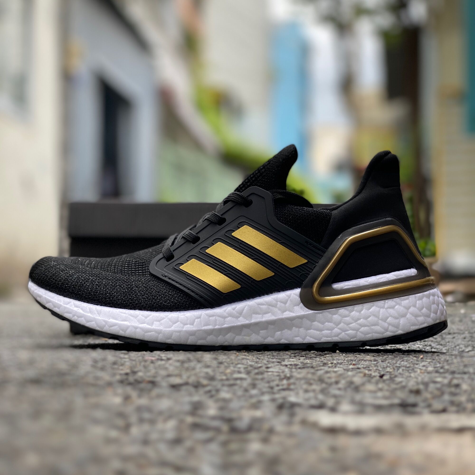 Giầy ultraboost đen phối vàng nam