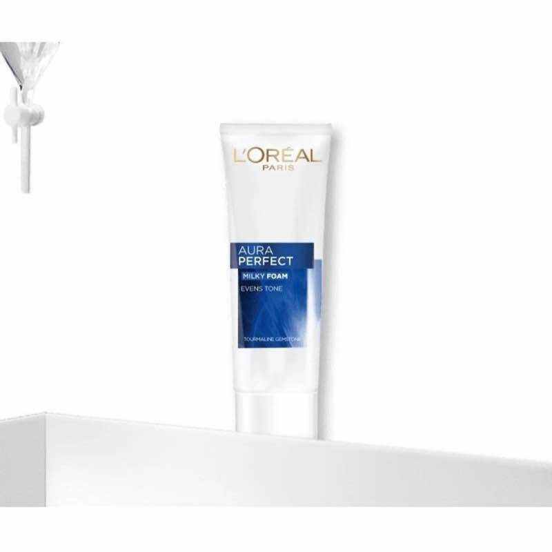 Sữa rửa mặt sáng da Loreal Paris Aura Perfect Milk Foam 50ml.