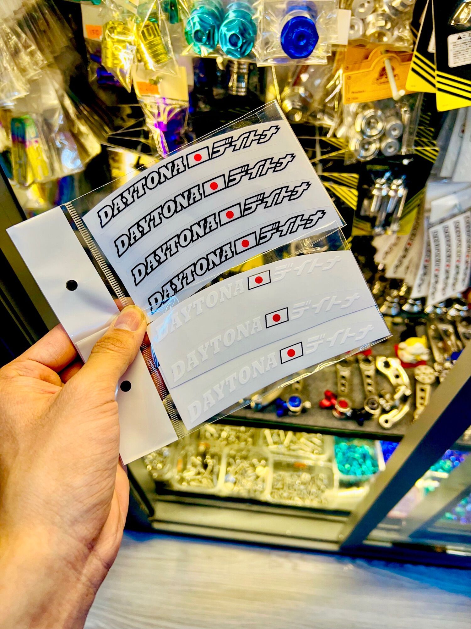 Tem logo sticker daytona dán bánh mâm, tem trong in uv trên chất liệu cao cấp