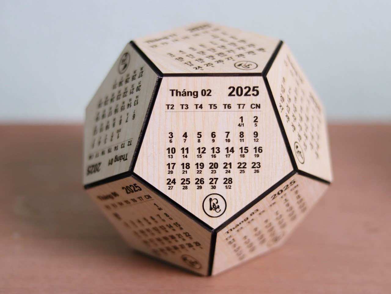 Lịch gỗ lục giác để bàn 12 tháng 2025 ( Lịch Âm kèm đế lịch + khắc chữ theo yêu cầu )