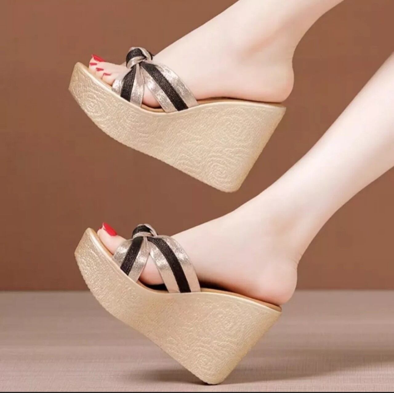Dép đế xuồng quai chéo sọc