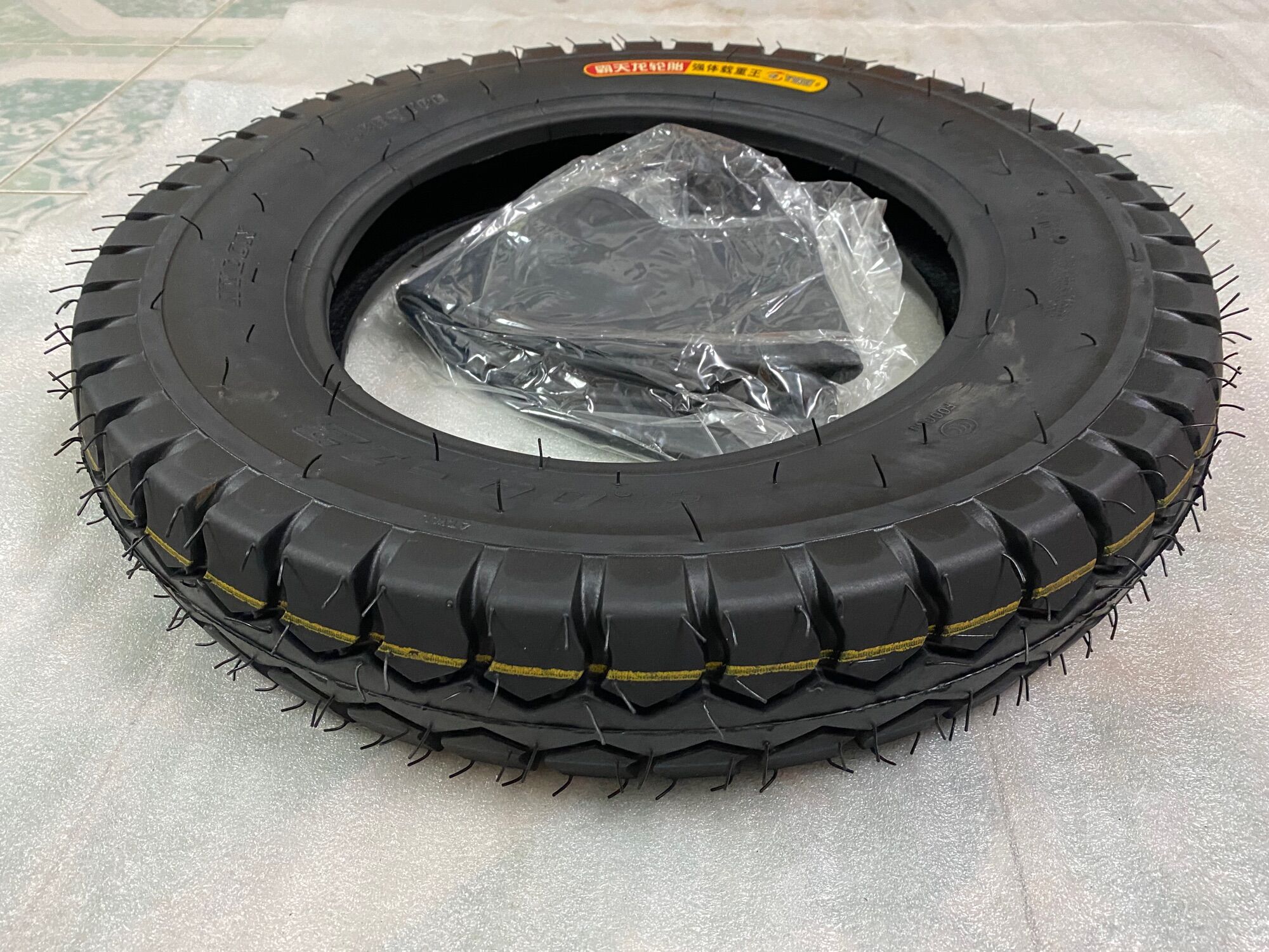 1 Vỏ Lốp và 1 săm 400-12 8pr rẻ nhất việt nam dùng lắp các loại mâm thông số -12 sử dụng cho xe 3 bánh,4 bánh
