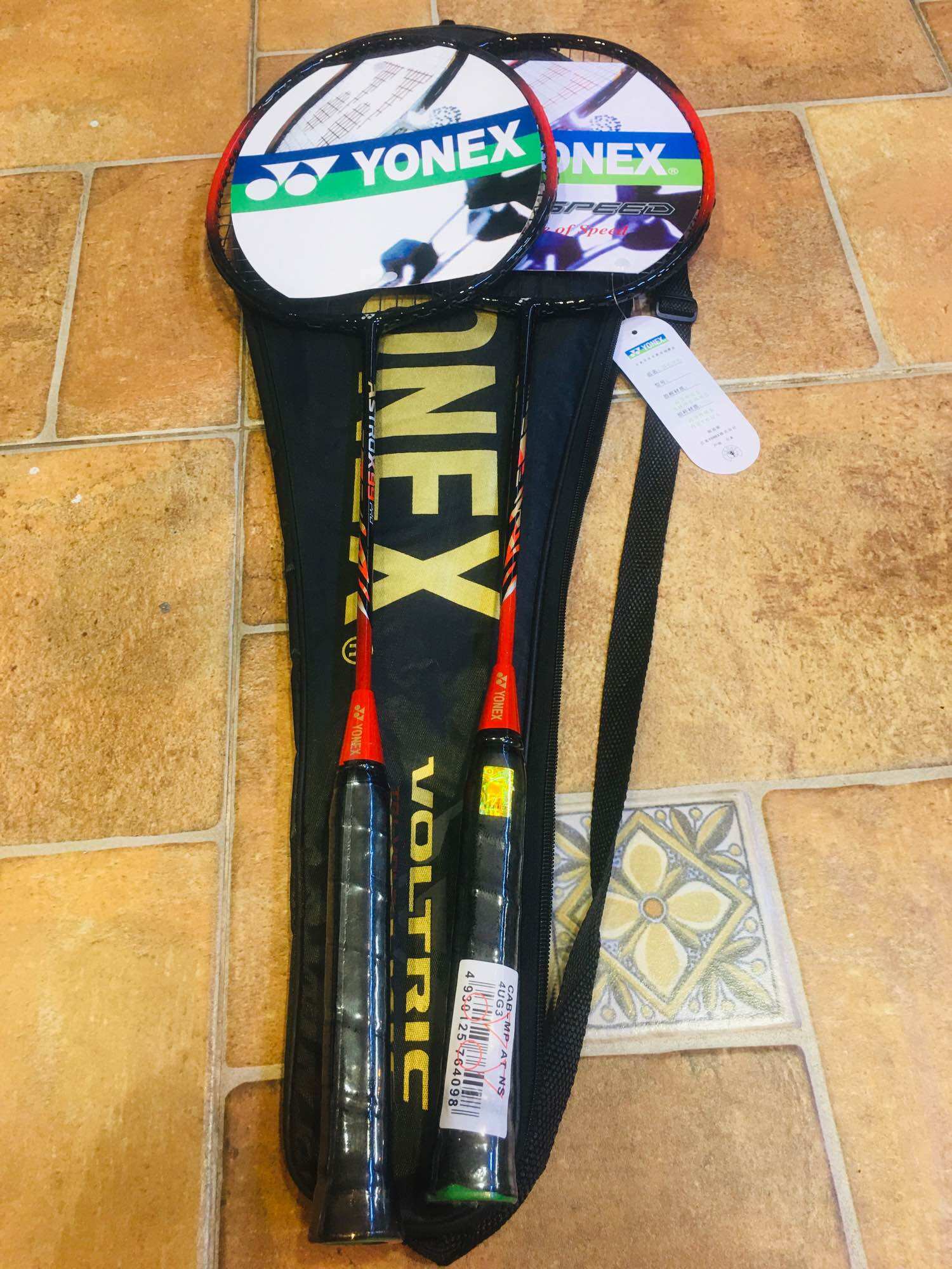 2 Chiếc vợt cầu lông yonex tặng túi