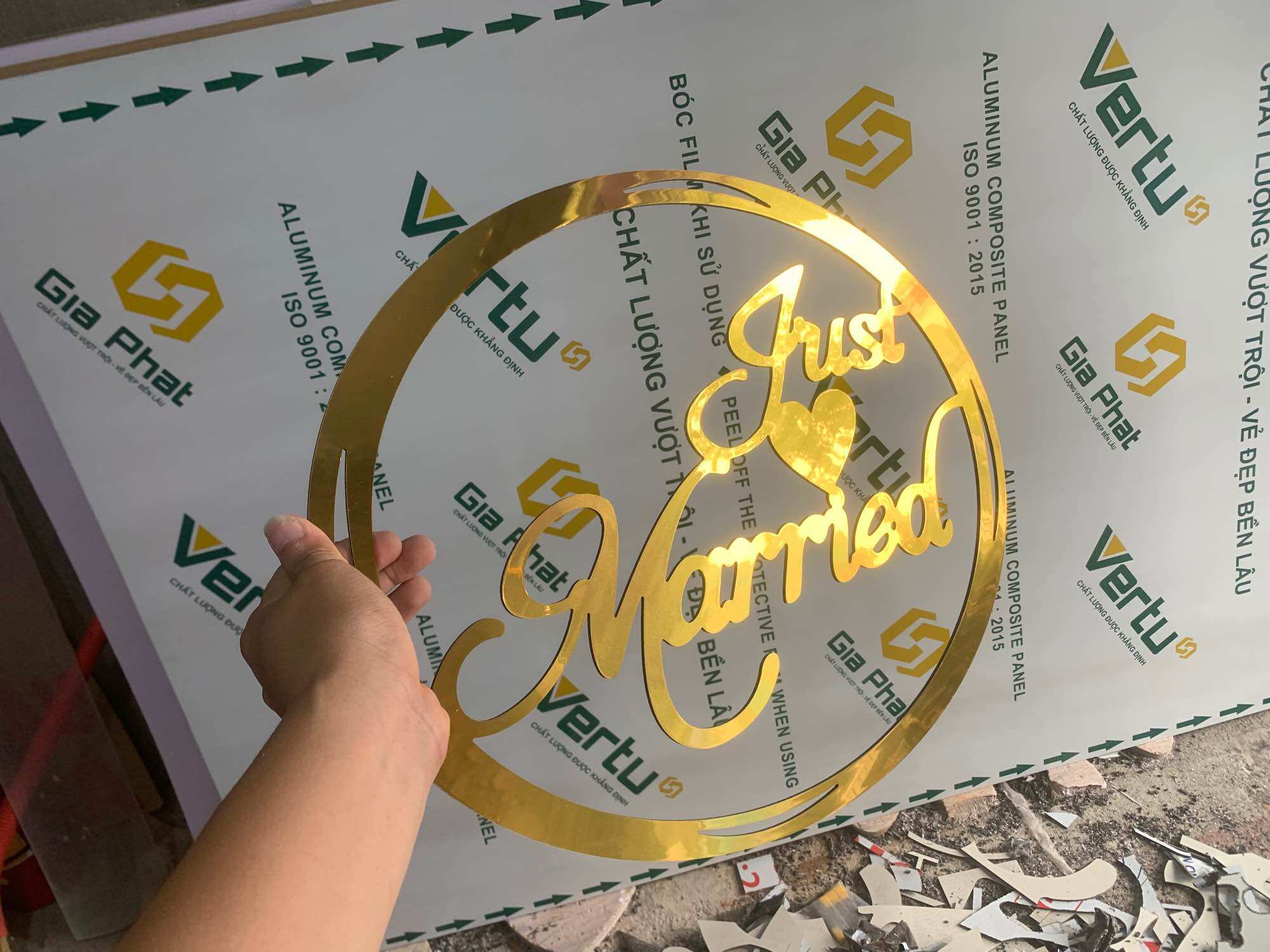 Chữ hỷ trang trí xe cưới just marrid dán xe hoa