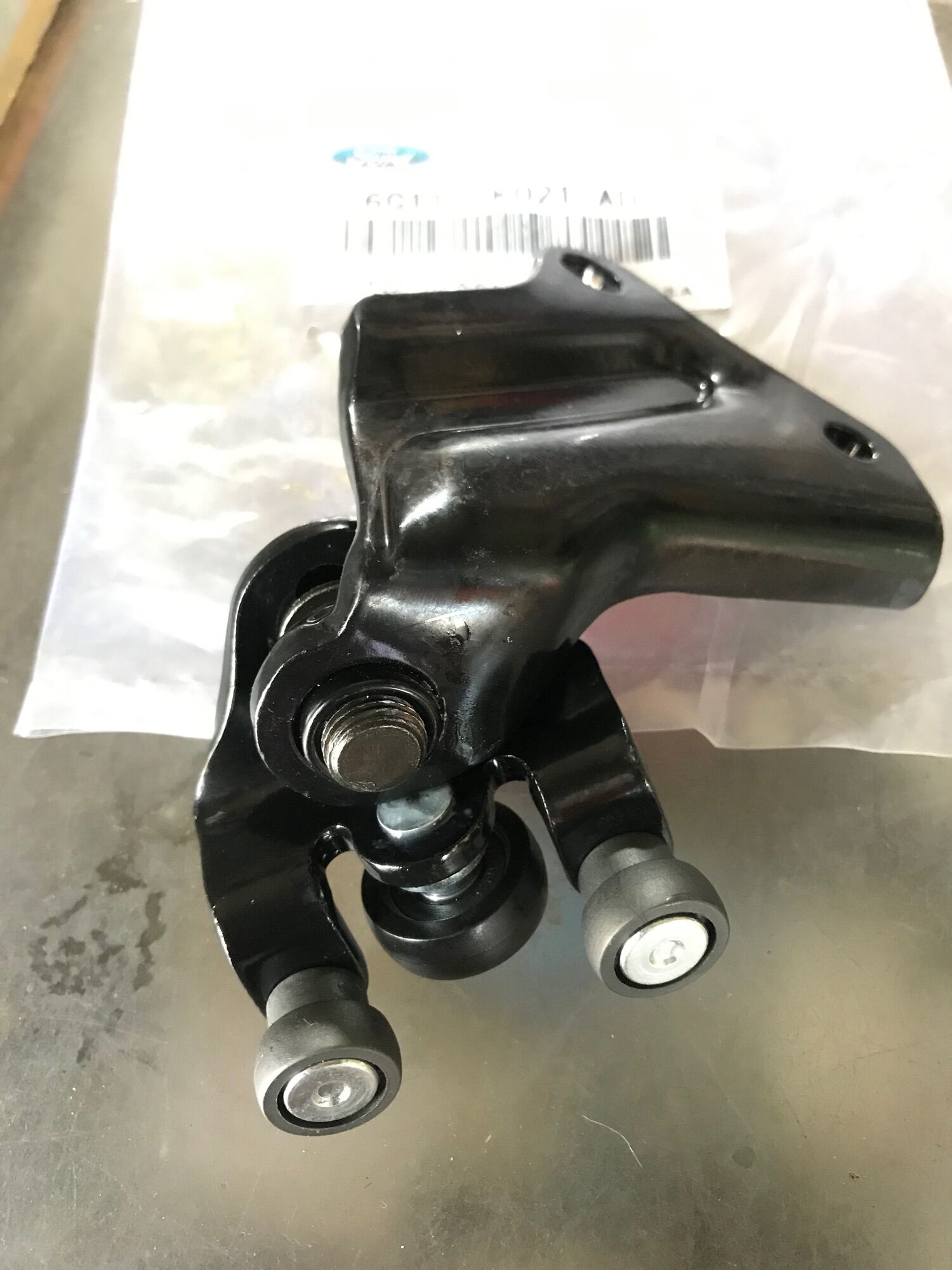 Bát Bạc Đạn (Bi Trượt) Cửa Lùa Ford Transit (Trên)