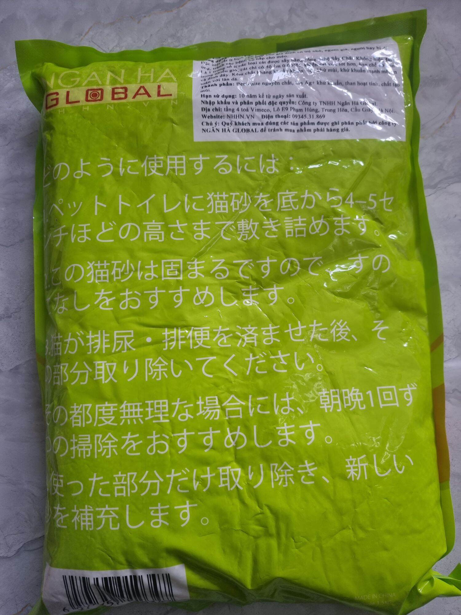 Cát Min lót chuồng cho mèo