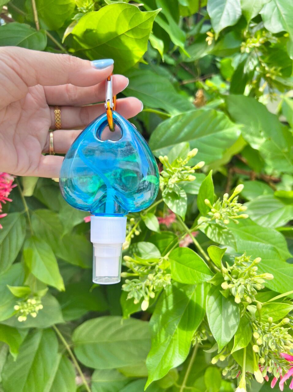 Móc khoá đựng xịt khuẩn hình trái tim