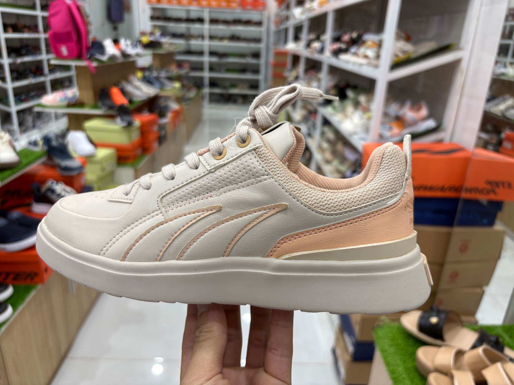  Giày thể thao bitis hunter street HSW002900kem 