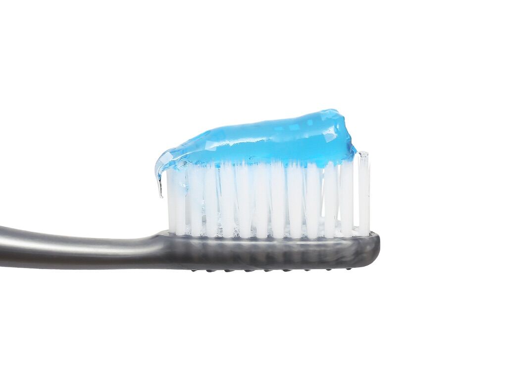Kem đánh răng Colgate MaxFresh Tinh Thể Cực The Mát 180g