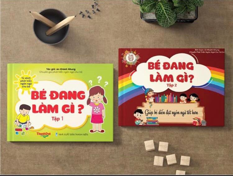 Học liệu bé đang làm gì